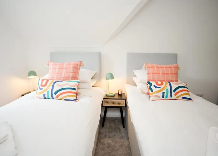 Stylish 2 Bedroom Apt - Parking - 5 Mins Walk To Beach